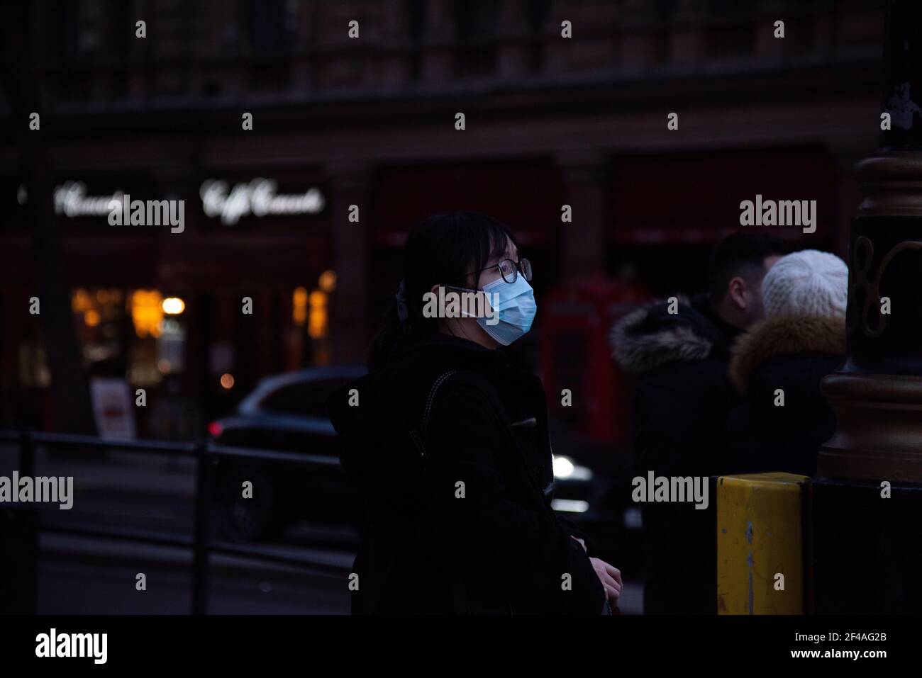 Londra, UK, 19 marzo 2021, i pedoni che indossano maschere per il viso Credit: Loredana Sangiuliano/Alamy Live News Foto Stock