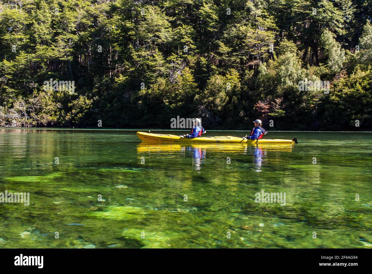 Kayak nei laghi del Los Alerces National Park, Chubut, Argentina Foto Stock