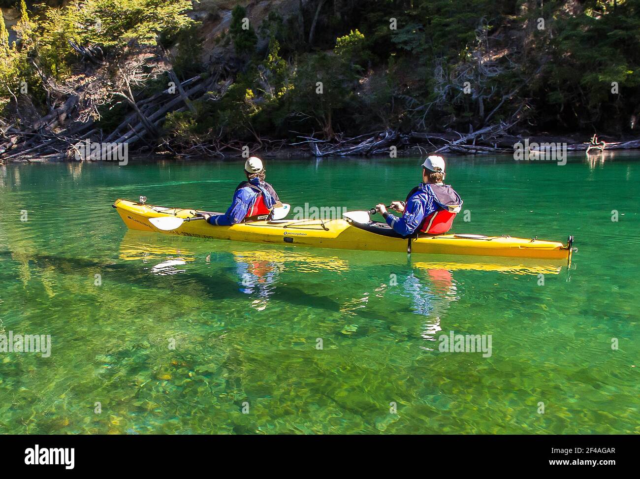 Kayak nei laghi del Los Alerces National Park, Chubut, Argentina Foto Stock