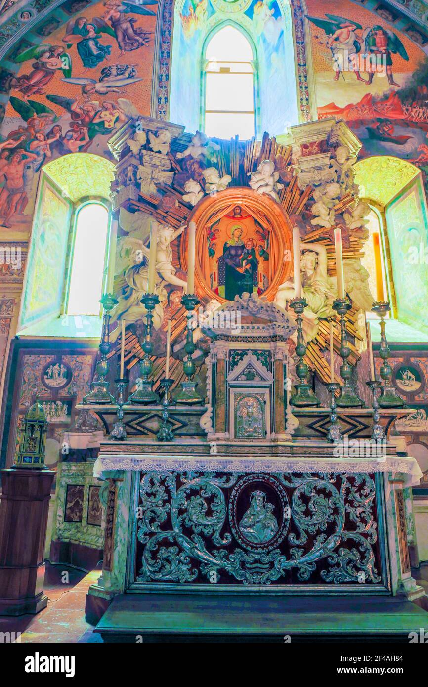 Orvieto, Umbria, Italia. Vista parziale dell'altare e dell'abside del duomo di Orvieto. (Solo per uso editoriale) Foto Stock