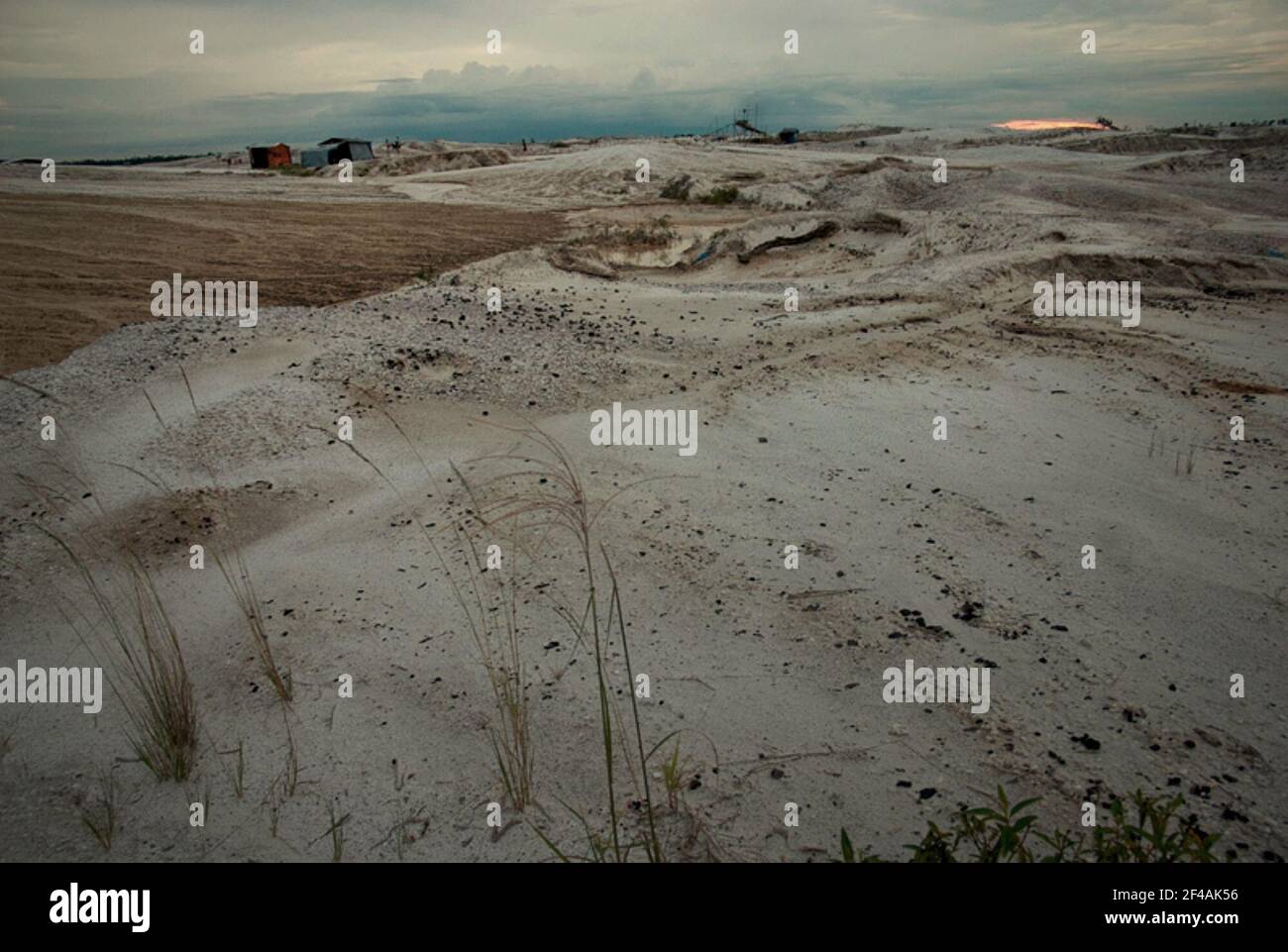 Paesaggio di una piccola area abbandonata di estrazione dell'oro a Hampalit, Kalimantan centrale, Indonesia. Foto Stock