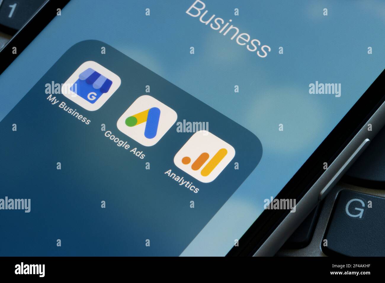 Le icone delle app Google My Business, Google Ads e Analytics vengono visualizzate su un iPhone. La suite di applicazioni può essere integrata per migliorare le prestazioni in ambito aziendale ... Foto Stock