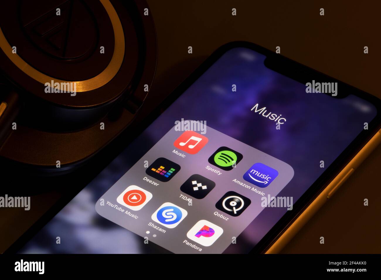 Applicazioni musicali assortite: Apple Music, Spotify, Amazon Music, Deezer, TIDAL, Qobuz, YouTube Music, Shazam, e Pandora - sono visti su un iPhone accanto a ... Foto Stock