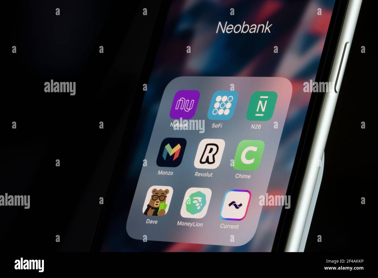 App assortite per neobanche top sono visibili su un iPhone - Nubank, SoFi, N26, Monzo, Revolut, Chingle, Dave, MoneyLion e Current. Un neobank funziona ... Foto Stock