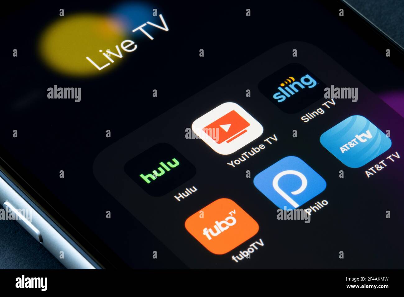 App assortite per lo streaming televisivo in diretta sono visualizzate su un iPhone, tra cui Hulu, YouTube TV, Sling TV, FuboTV, Philo e AT&T TV. Foto Stock