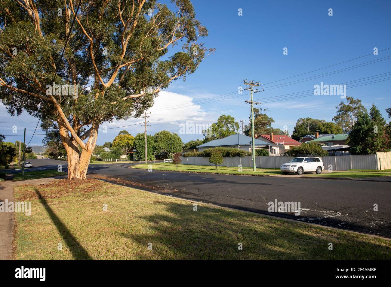 Mudgee paese nel nuovo Galles del Sud e via suburbana E case in città, Mudgee, regionale NSW, Australia Foto Stock