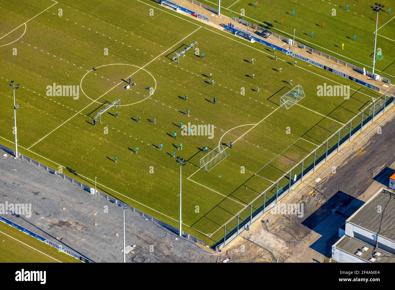 Vista aerea, giocatori di calcio e campi di allenamento a Schalke Veltins-Arena, Berger Feld, Erle, Gelsenkirchen, zona Ruhr, Renania Settentrionale-Vestfalia, Germ Foto Stock