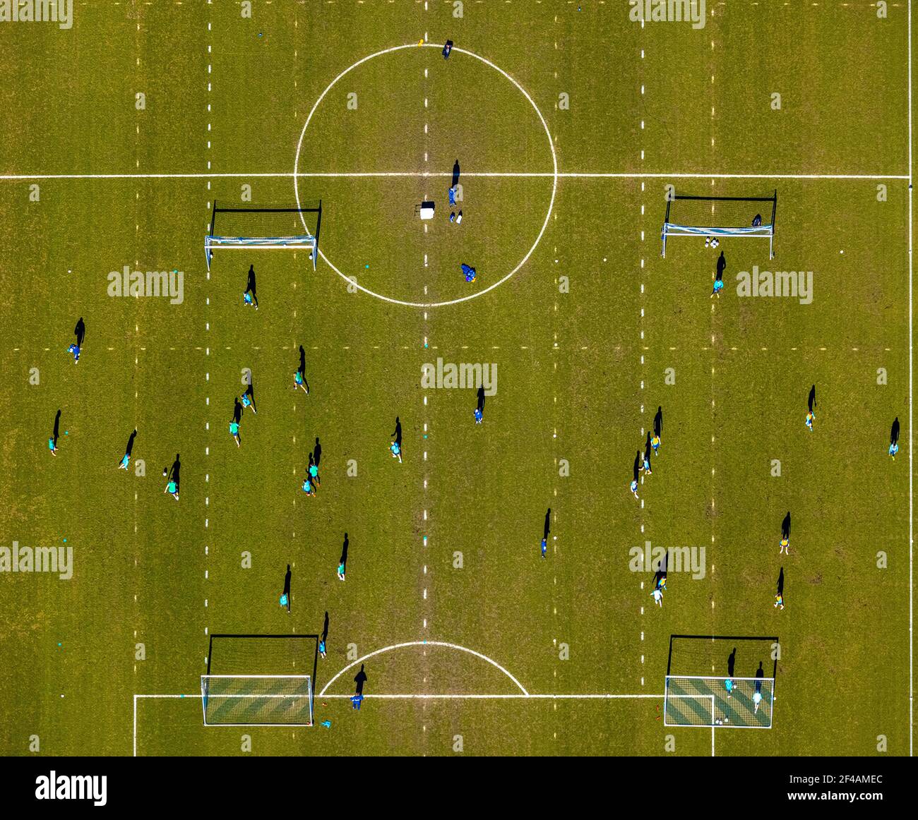 Vista aerea, giocatori di calcio e campi di allenamento a Schalke Veltins-Arena, Berger Feld, Erle, Gelsenkirchen, zona Ruhr, Renania Settentrionale-Vestfalia, Germ Foto Stock