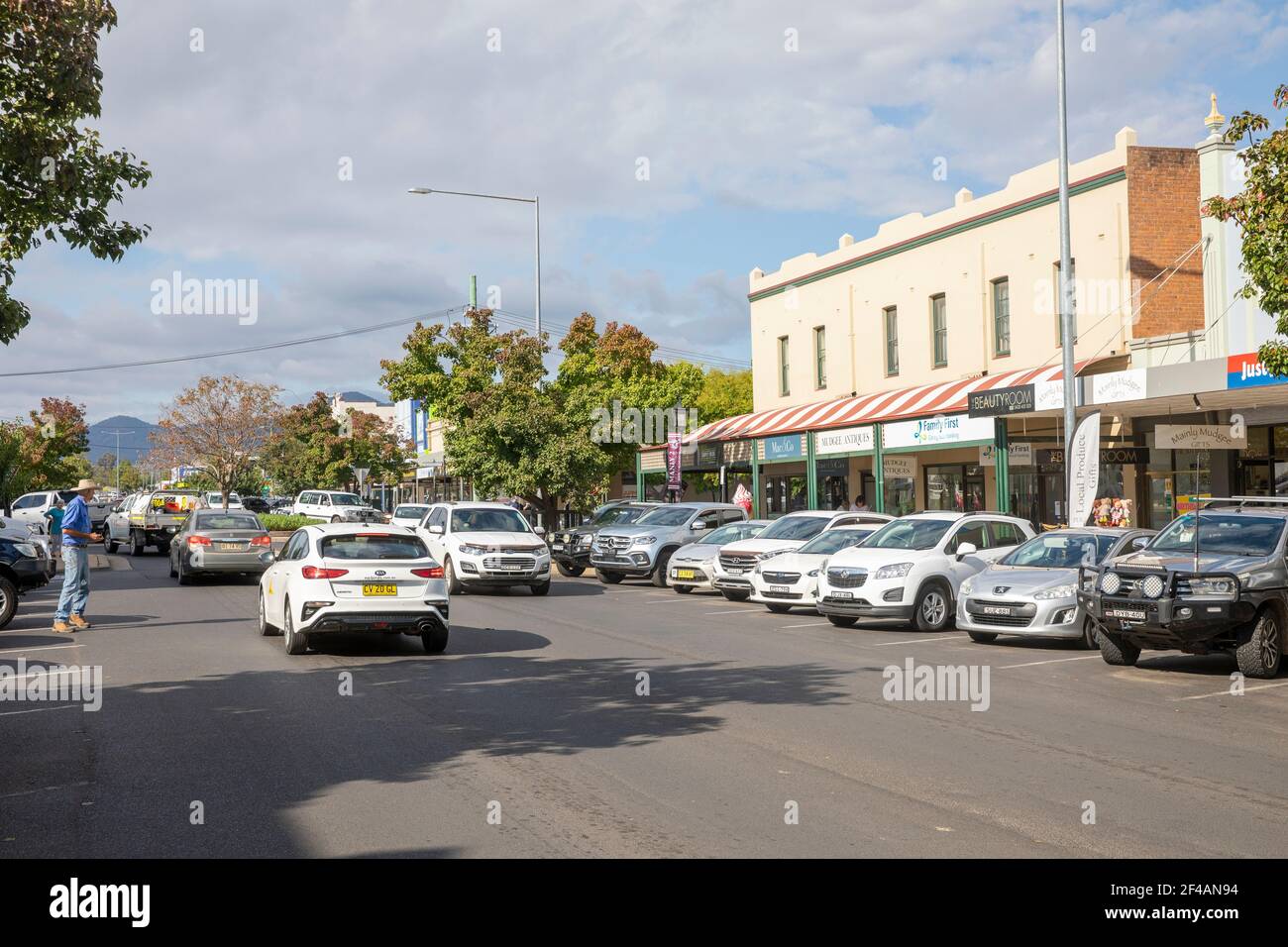 Mudgee High Street centro città in questa città del centro ovest In NSW regionale, Australia in un giorno d'autunno Foto Stock