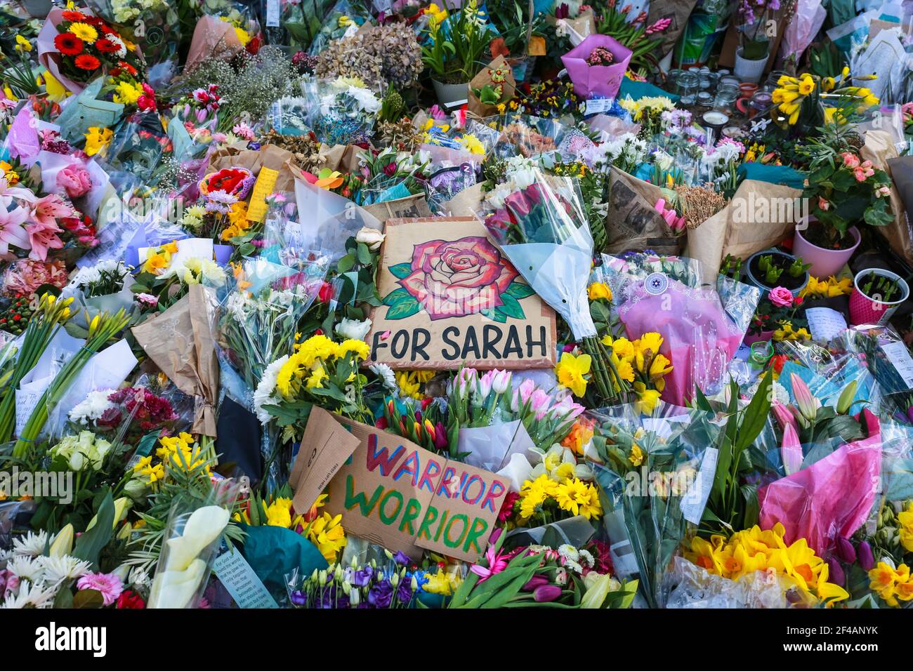 Londra, Regno Unito. 19 marzo 2021. La gente rende omaggio e fiori a Sarah Everard sulla Bandstand a Clapham Common. Credito: Waldemar Sikora Foto Stock