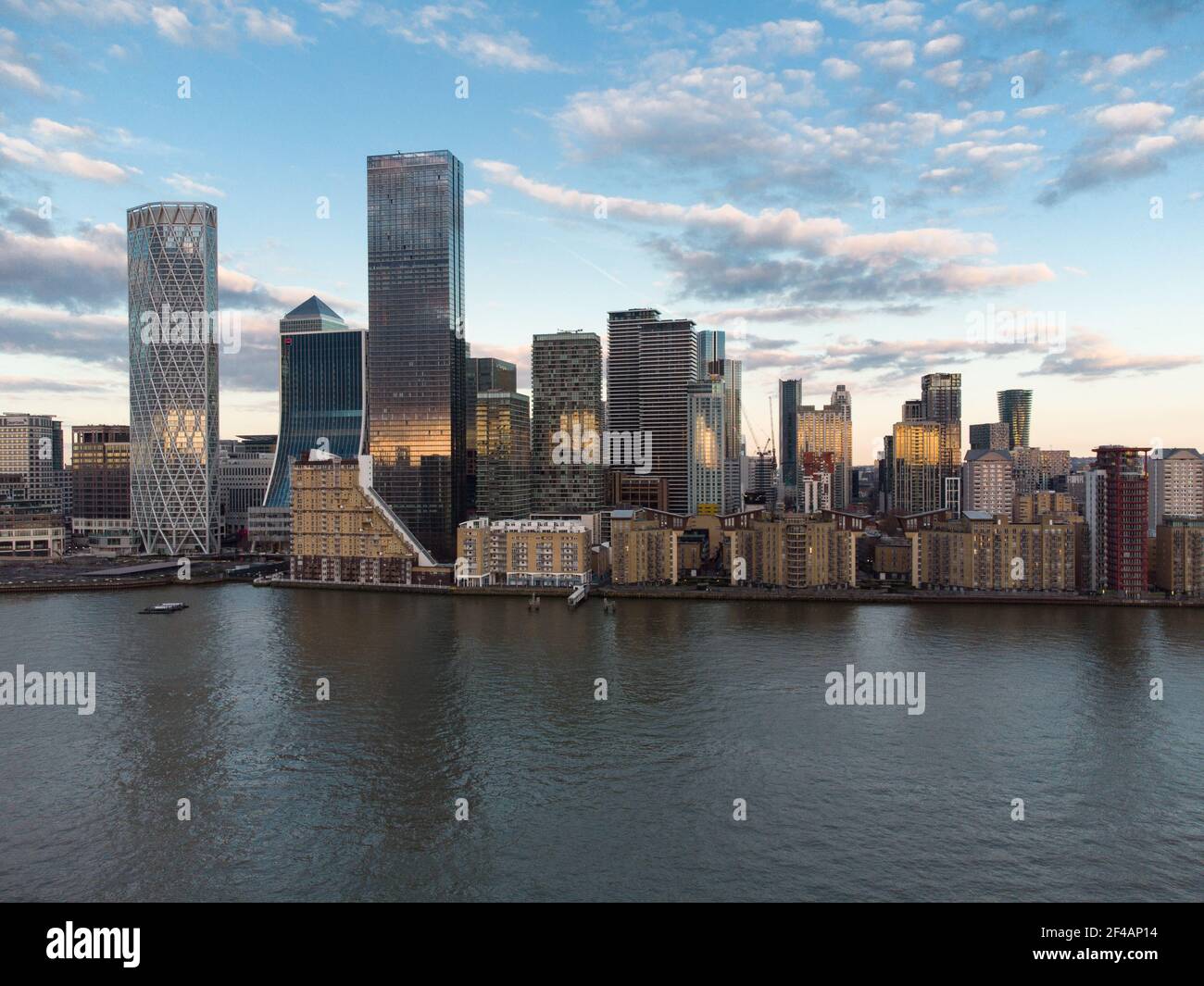 skyline di canary wharf sul fiume tamigi tramonto nel tardo pomeriggio Foto Stock