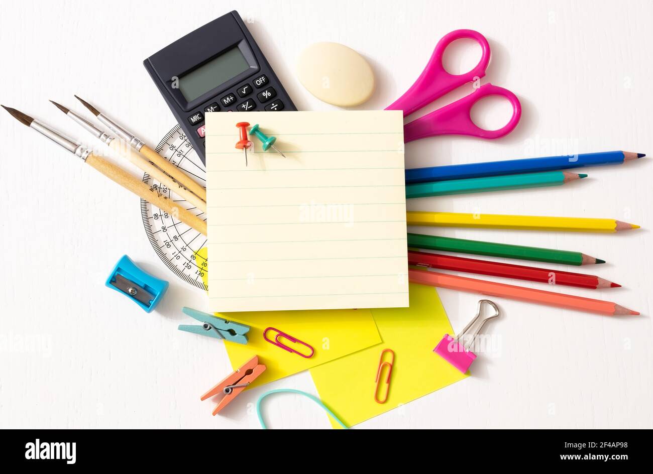 Forniture scolastiche su sfondo bianco. Si torna a scuola concetto. Foto Stock