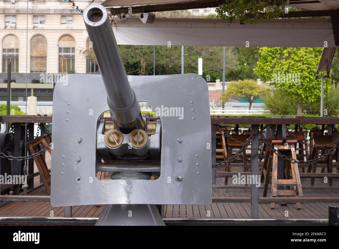Vecchio anti aereo accanto ad un bar.gun Foto Stock