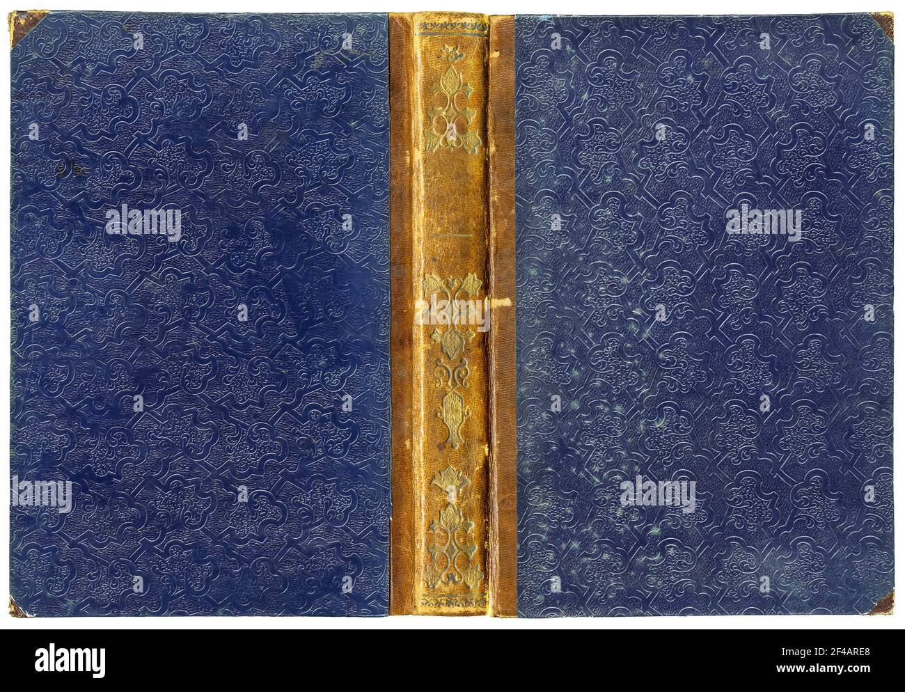 Vecchia copertina aperta con dorso in pelle, ornamenti floreali dorati e inusuale motivo in rilievo astratto su carta (circa 1850), isolata su bianco Foto Stock