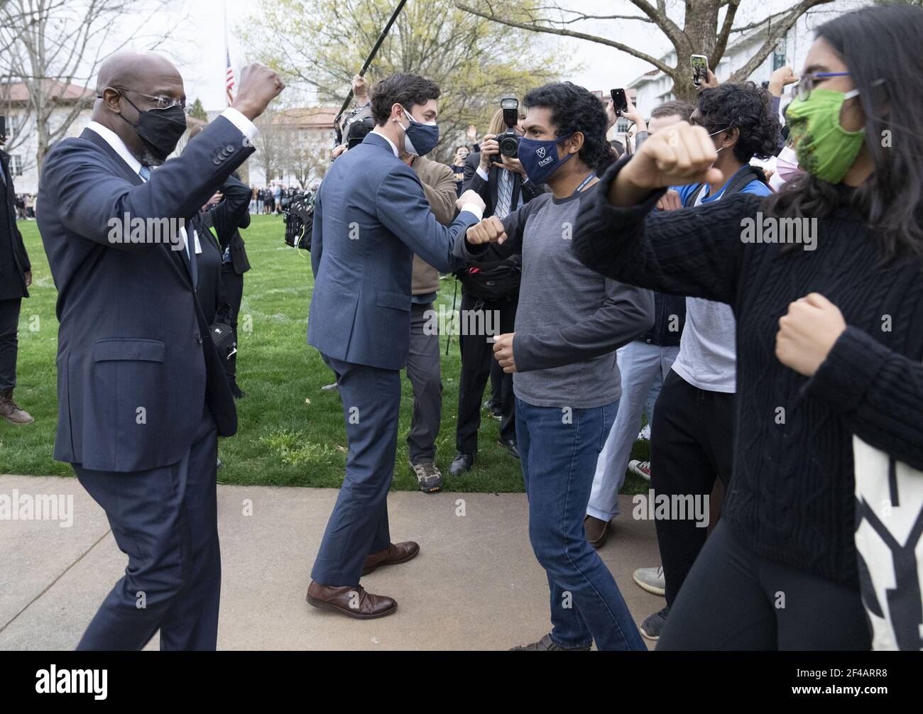 Atlanta, Stati Uniti. 19 marzo 2021. I senatori democratici della Georgia Raphael Warnock (L) e Jon Ossoff salutano gli studenti dell'Università di Emory dopo aver incontrato il presidente Joe Biden e il vicepresidente Kamala Harris, ad Atlanta venerdì 19 marzo 2021. Il presidente Biden e il vicepresidente Harris incontrano i leader della comunità asiatica americana e le politians locali sulla scia delle sparatorie di Atlanta, dove otto persone sono morte dopo che un pistolero ha aperto il fuoco su una serie di centri termali. Foto di Kevin Dietsch/UPI Credit: UPI/Alamy Live News Foto Stock