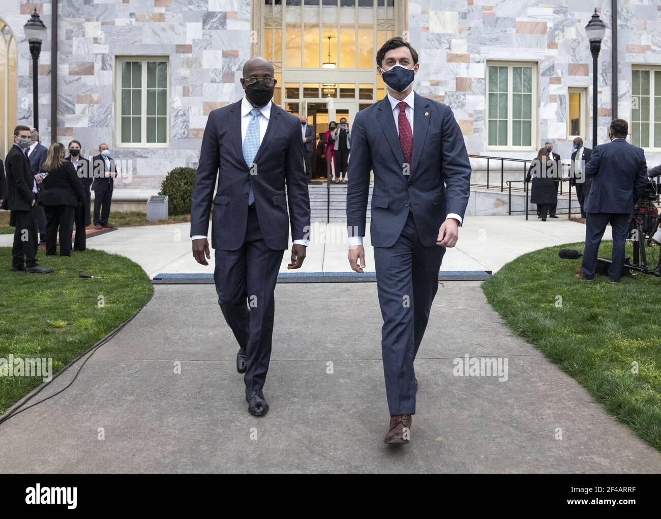 Atlanta, Stati Uniti. 19 marzo 2021. I senatori democratici della Georgia Raphael Warnock (L) e Jon Ossoff camminano per salutare gli studenti dell'Università di Emory dopo aver incontrato il presidente Joe Biden e il vice presidente Kamala Harris, ad Atlanta venerdì 19 marzo 2021. Il presidente Biden e il vicepresidente Harris incontrano i leader della comunità asiatica americana e le politians locali sulla scia delle sparatorie di Atlanta, dove otto persone sono morte dopo che un pistolero ha aperto il fuoco su una serie di centri termali. Foto di Kevin Dietsch/UPI Credit: UPI/Alamy Live News Foto Stock