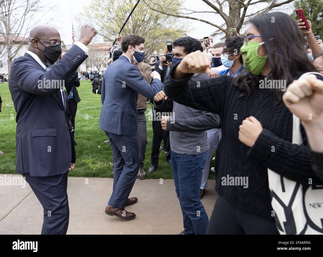 Atlanta, Stati Uniti. 19 marzo 2021. I senatori democratici della Georgia Raphael Warnock (L) e Jon Ossoff salutano gli studenti dell'Università di Emory dopo aver incontrato il presidente Joe Biden e il vicepresidente Kamala Harris, ad Atlanta venerdì 19 marzo 2021. Il presidente Biden e il vicepresidente Harris incontrano i leader della comunità asiatica americana e le politians locali sulla scia delle sparatorie di Atlanta, dove otto persone sono morte dopo che un pistolero ha aperto il fuoco su una serie di centri termali. Foto di Kevin Dietsch/UPI Credit: UPI/Alamy Live News Foto Stock