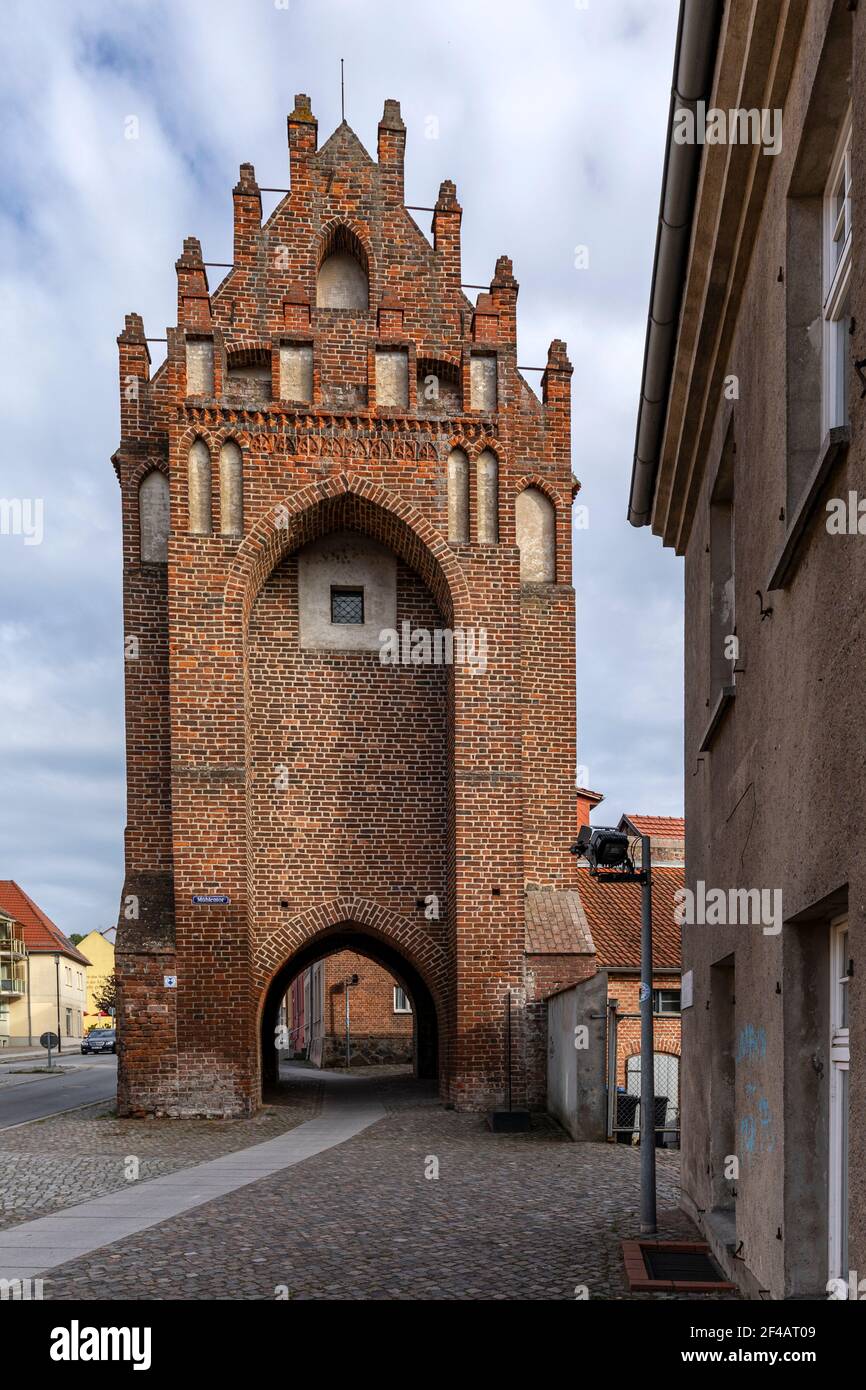 La porta del mulino a Templin come parte delle fortificazioni della città elencate, Uckermark, Brandeburgo, Germania, Europa Foto Stock