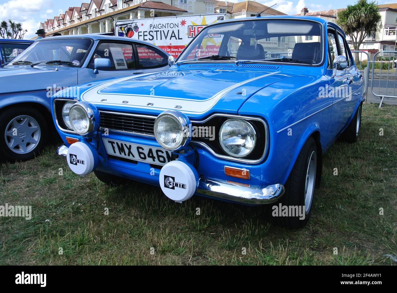 Un 1974 Ford Escort Mk1 parcheggiato sul display alla Riviera Classic Car Show, Paignton, Devon, Inghilterra. Regno Unito. Foto Stock