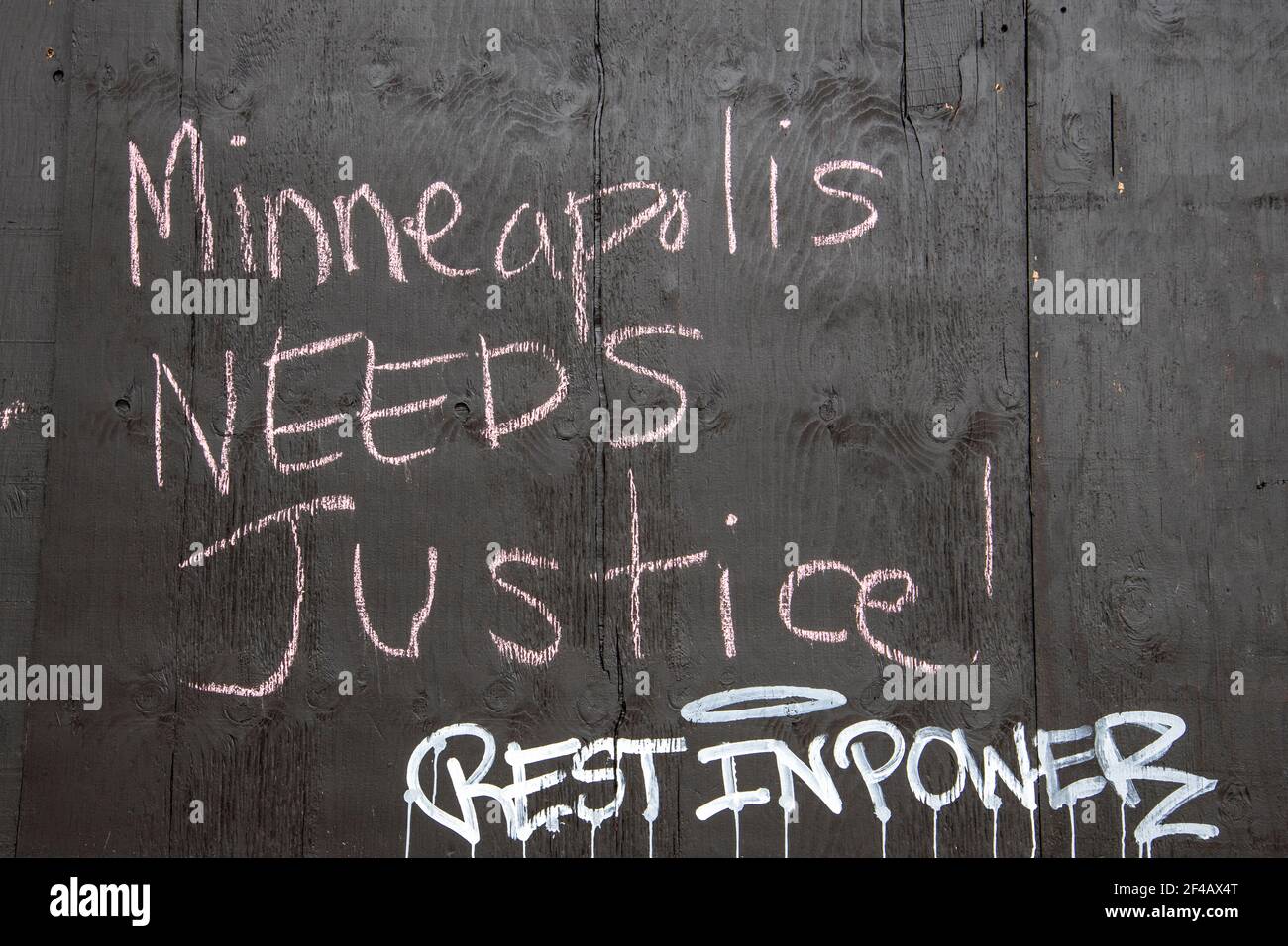 Minneapolis, Minnesota. Graffiti sulla costruzione vicino al sito del processo Derek Chauvin che ha ucciso George Floyd. Foto Stock