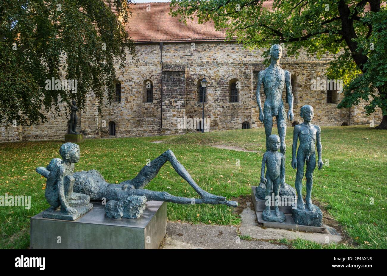 bronce scultura "gruppo di riposo e di sosta" presso il parco delle sculture di Magdeburg, Sassonia-Anhalt, Germania Foto Stock