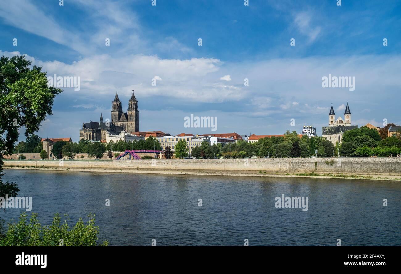 Vista di Magdeburgo sul fiume Elba, con le antiche mura della città e la cattedrale di Magdeburgo, Sassonia-Anhalt, Germania Foto Stock