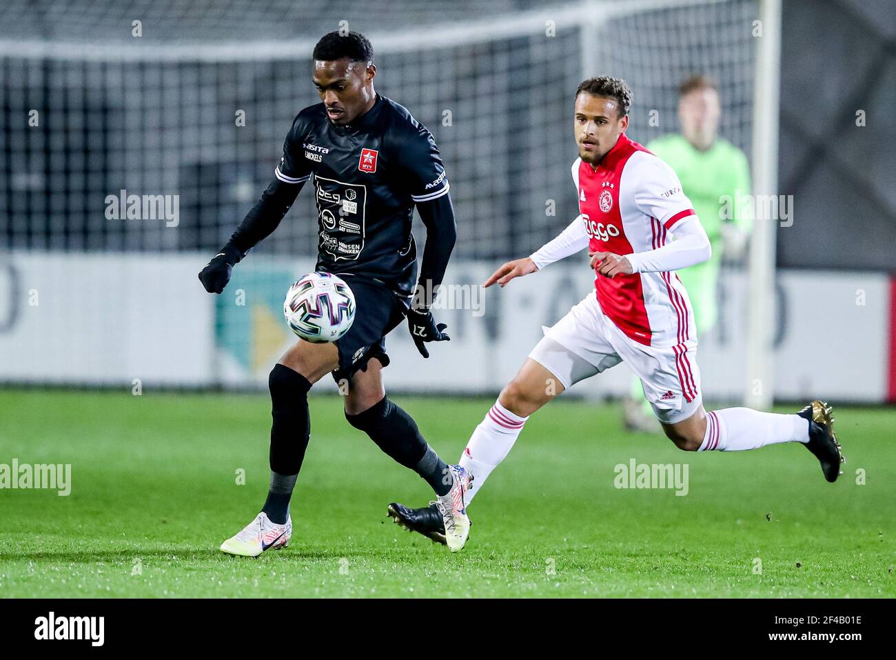 AMSTERDAM, PAESI BASSI - MARZO 19: Joy Lance Mickels di MVV Maastricht, Liam van Gelderen di Ajax U23 durante la scommessa di partita olandese di Keukenkampioendivisie Foto Stock