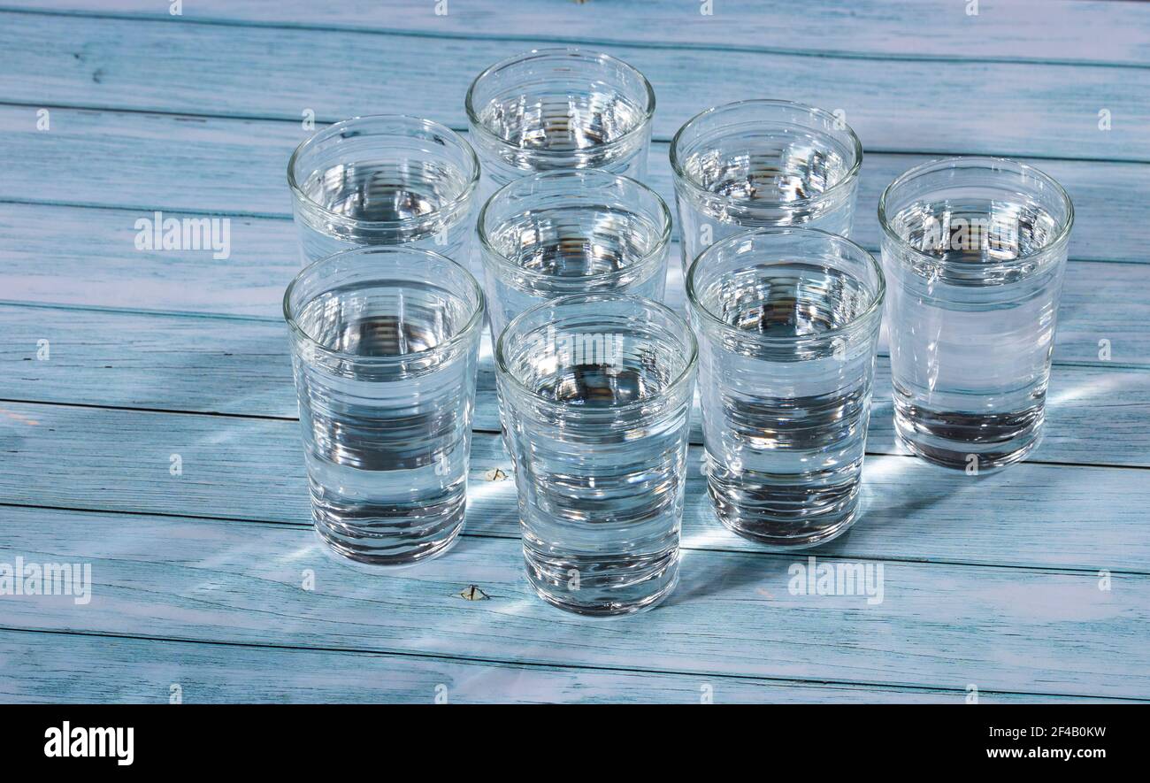 8 bicchieri di acqua al giorno per prevenire la disidratazione Foto stock -  Alamy