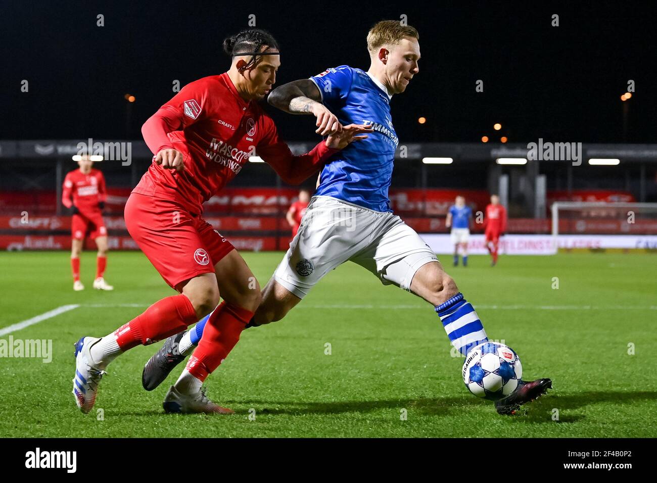 ALMERE, PAESI BASSI - MARZO 19: Ruggero Mannes di Almere City FC e Junior van der Velden del FC Den Bosch durante la partita Keuken Kampioen Divisie Be Foto Stock