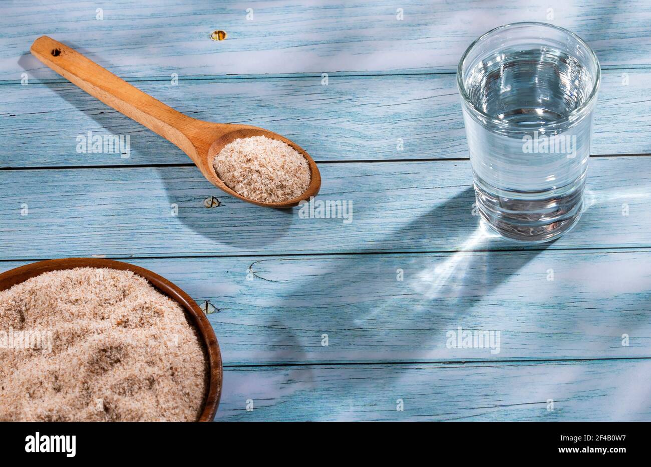 Fibra secca di guscio psico per alleviare la costipazione - vetro di acqua Foto Stock