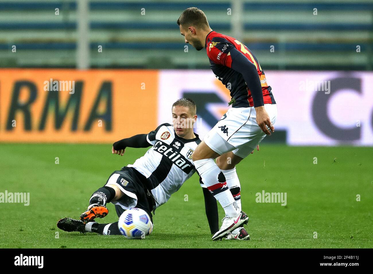 PARMA, ITALIA - MARZO 19: Andrea conti di Parma Calcio e Marko Pjaca di Genova durante la Serie A partita tra Parma Calcio e Genova CFC allo Stadio E. Foto Stock