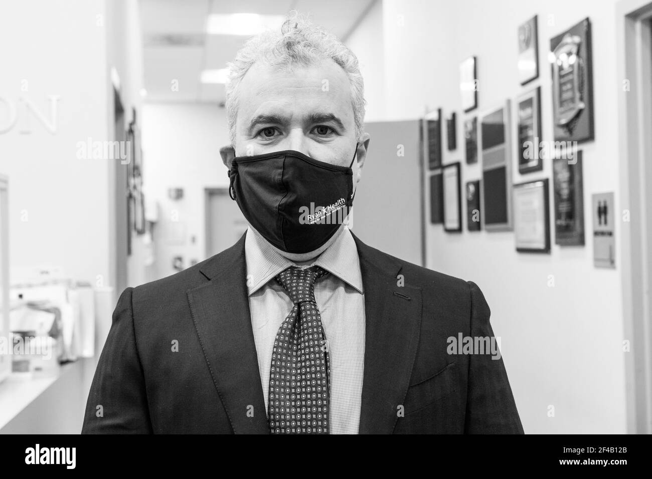 New York, NY - 19 marzo 2021: Jeff Zients, Coordinatore Vax della nazione, si pone all'interno di Ryan Health dopo l'annuncio del senatore statunitense Charles Schumer sulla supercarica vaccinale COVID per NYS Foto Stock