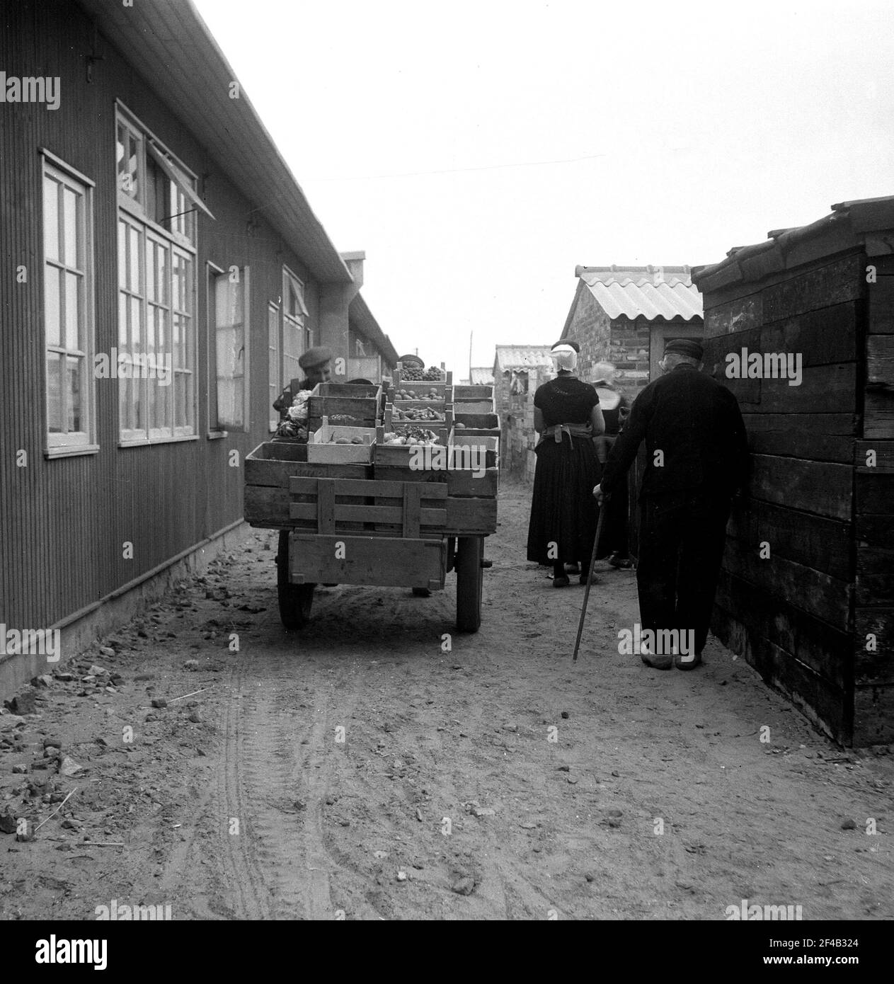 Zeeland series - uomo per la vendita di frutta e vegetbales ca. Ottobre 23, 1947 Foto Stock
