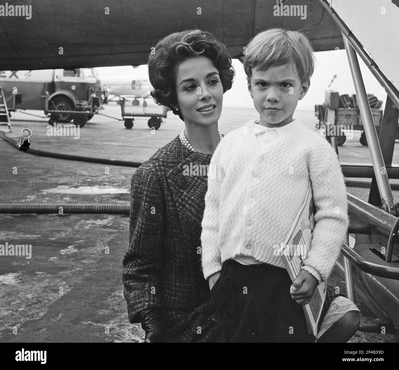 Film di star Dana Wynter con il figlio Marco a Schiphol Data di Settembre 23, 1963 Location Noord-Holland, Schiphol Foto Stock