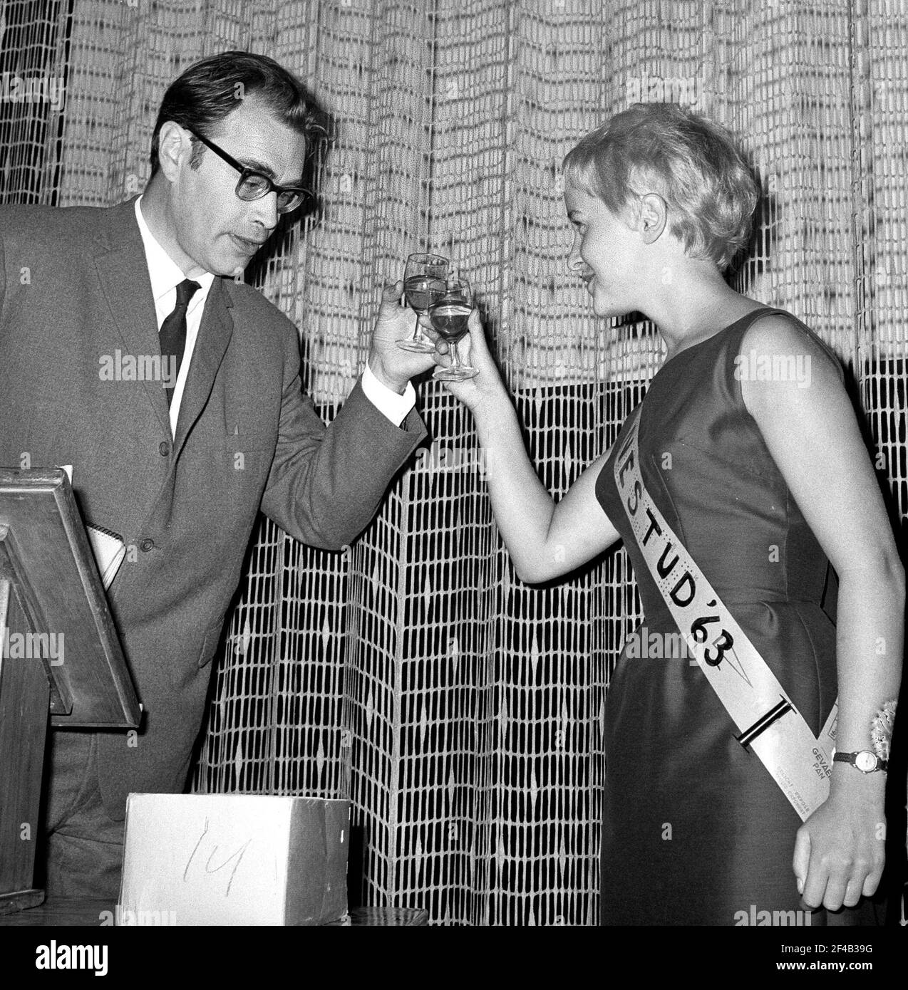 La principessa Cinestud 1963 Judith Bosch offre Godfried Bomans un bicchiere di ciliegia data 13 settembre, 1963 Foto Stock