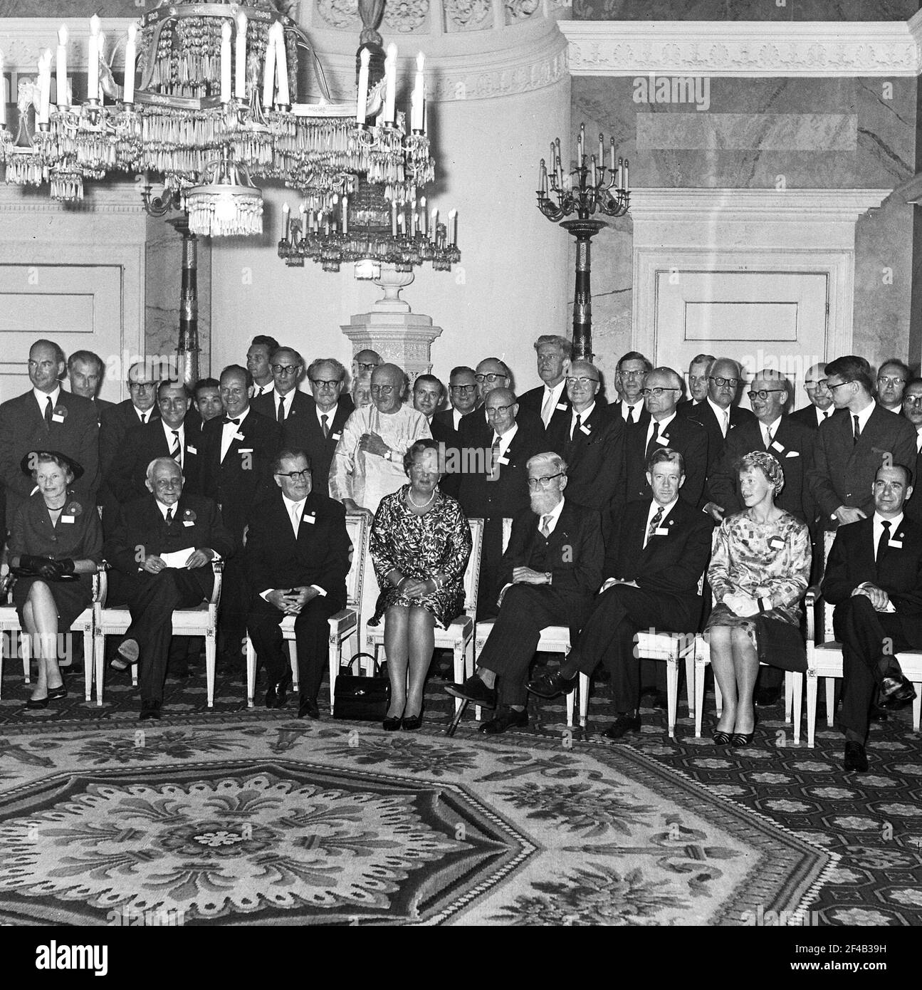 Regina Juliana ha ricevuto un gruppo di partecipanti dal Genetis a Palazzo Soestdijk. Sua Maestà nel mezzo di deputati data Settembre 5, 1963 Location Soestdijk, Utrecht (provincia) Foto Stock