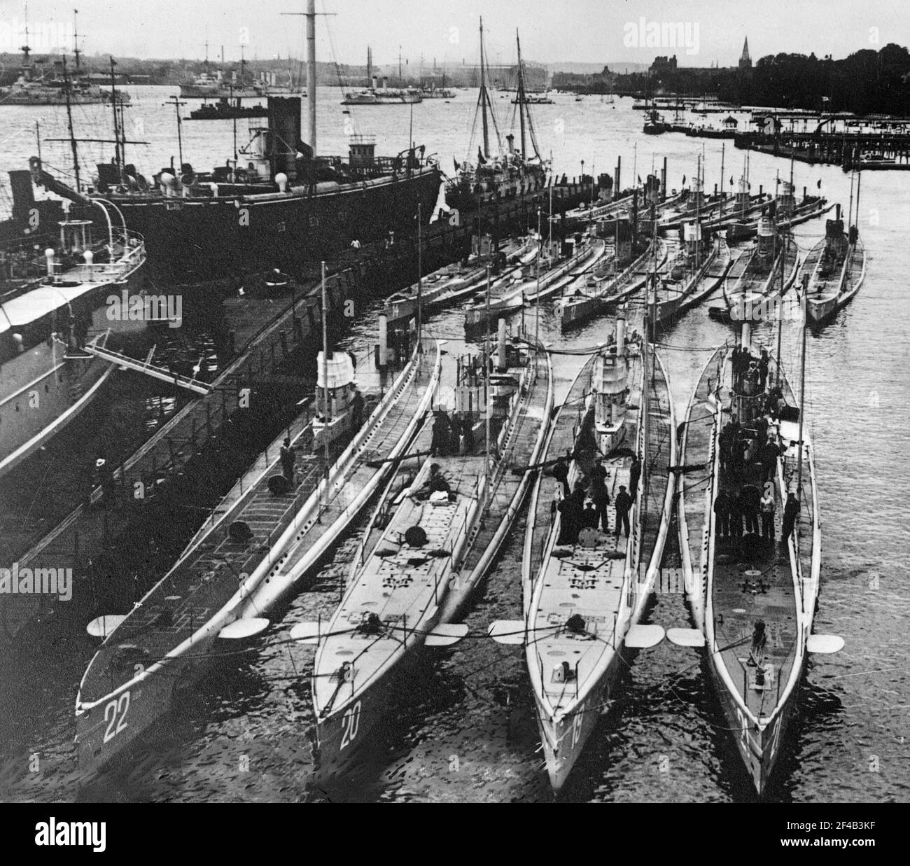 Sottomarini tedeschi in un porto. Fila anteriore (da sinistra a destra): U-22, U-20 (affondato la Lusitania), U-19 e U-21. Riga posteriore (da sinistra a destra): U-14, U-10 e U-12 ca. 1914-1915 Foto Stock Sottomarini tedeschi in un porto. Fila anteriore (da sinistra a destra): U-22, U-20 (affondato la Lusitania), U-19 e U-21. Riga posteriore (da sinistra a destra): U-14, U-10 e U-12 ca. 1914-1915 Foto Stock