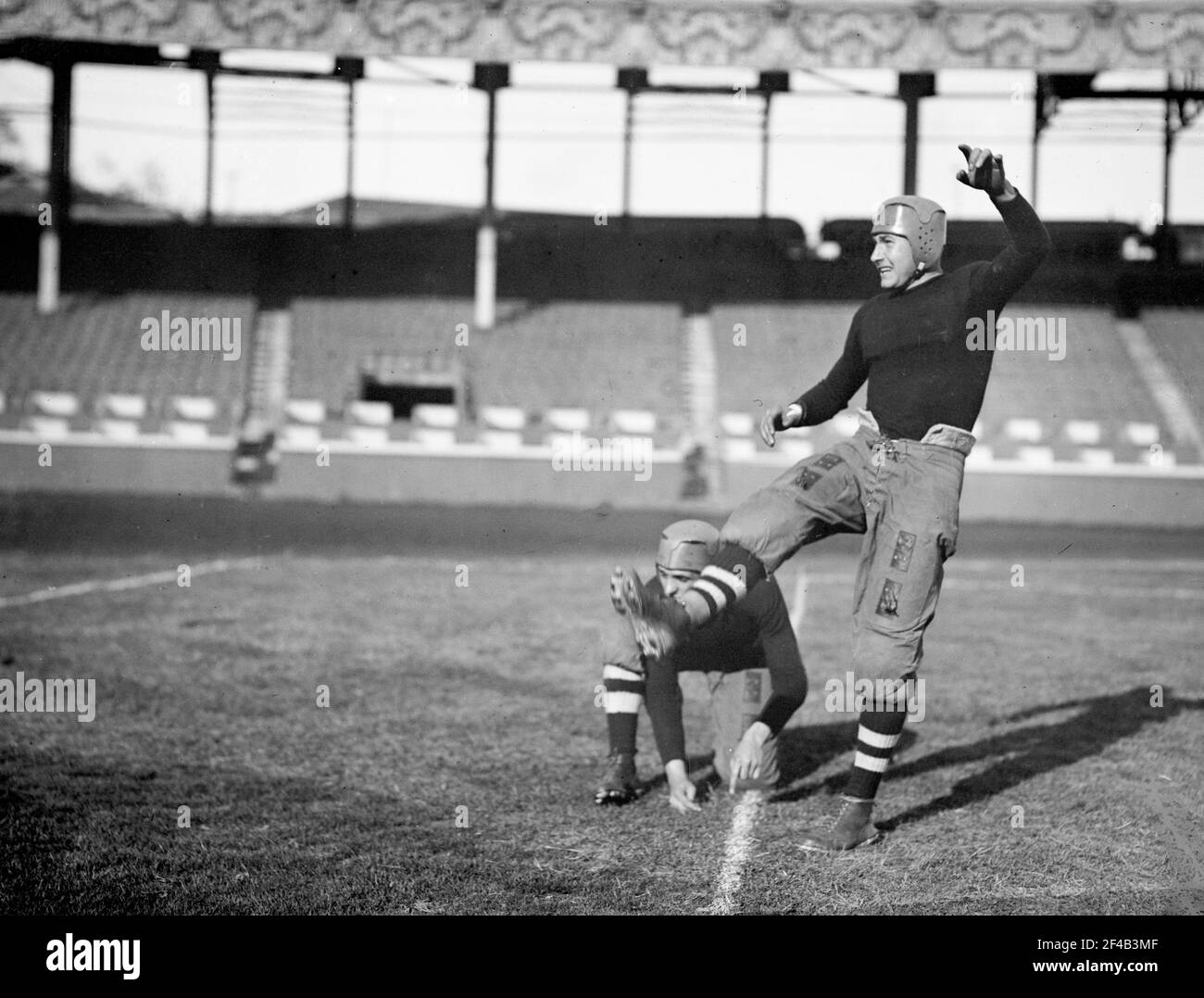 Fotografia spettacoli Quarterback Leslie Russell Clark (Classe 1918) e Left Half Back Leonard Hulit Norcross (Classe 1918), che ha giocato per la squadra di football della Brown University in una partita contro la Cornell University, tenutasi il 24 ottobre 1914 presso il Polo Grounds (Brush Stadium) di New York. Foto Stock