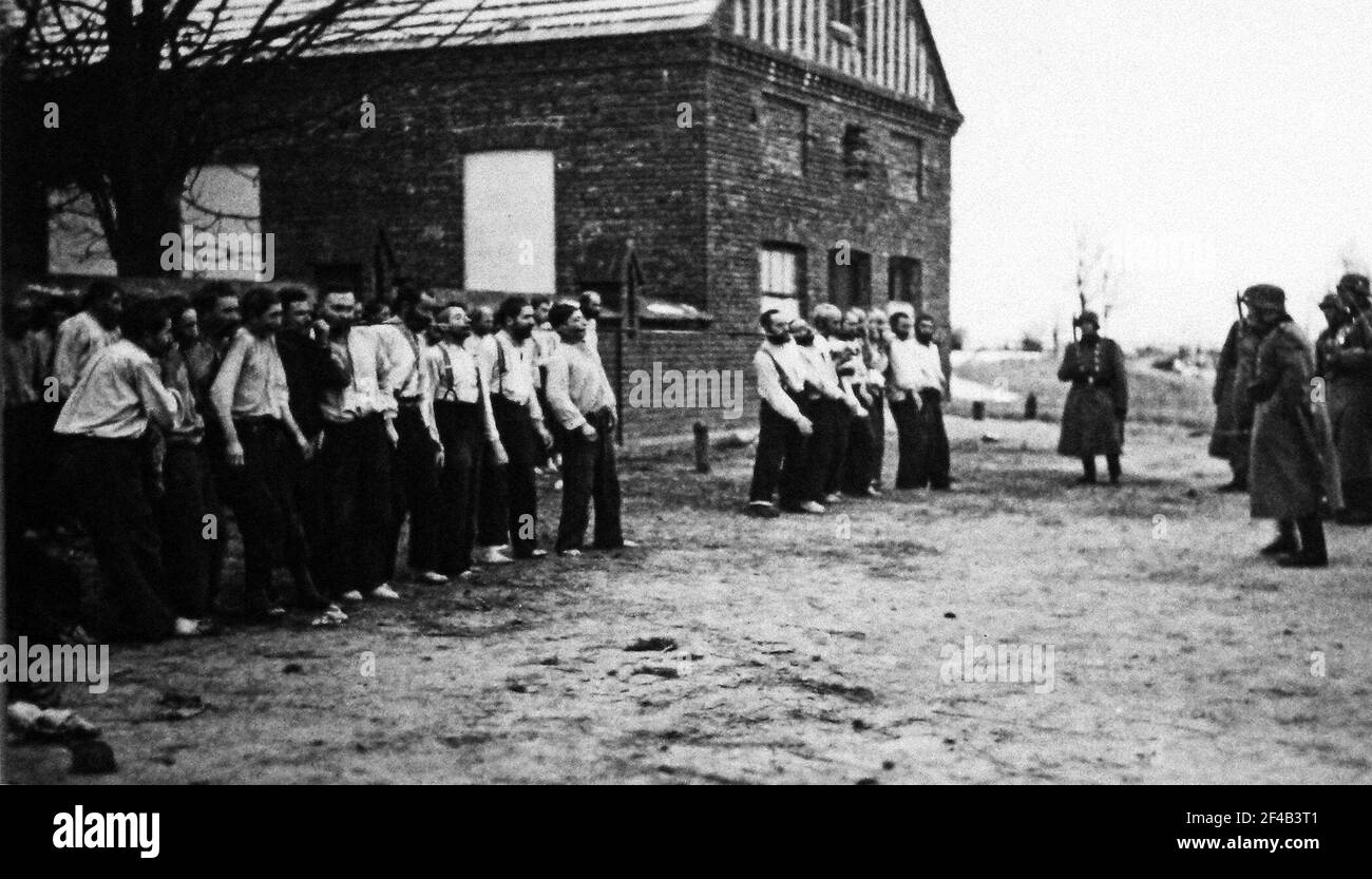 Arresto e umiliazione pubblica degli ebrei polacchi durante un'incursione della polizia dell'Ordine vicino Lublino; non datata (1939-1940) Foto Stock