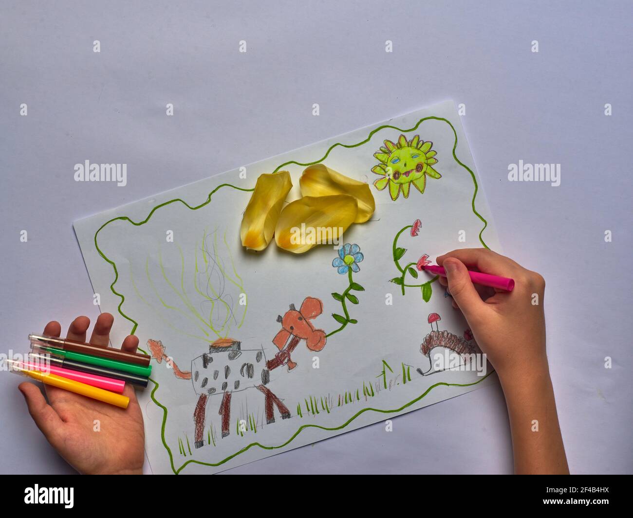 disegno primaverile per bambini con penne in feltro su carta bianca Foto Stock