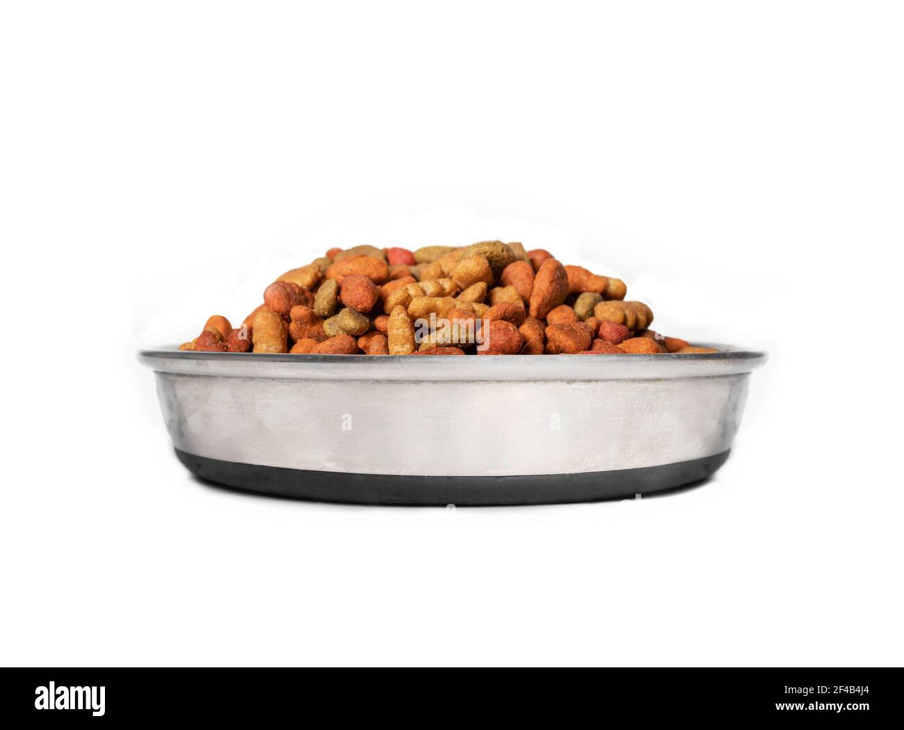 Un mucchio di alimenti secchi per animali domestici in una ciotola in acciaio inossidabile. Piatto di cibo per cani o gatti riempito con kibble secchi multicolore o pellet. Concetto per quanto cibo fa il vostro Foto Stock