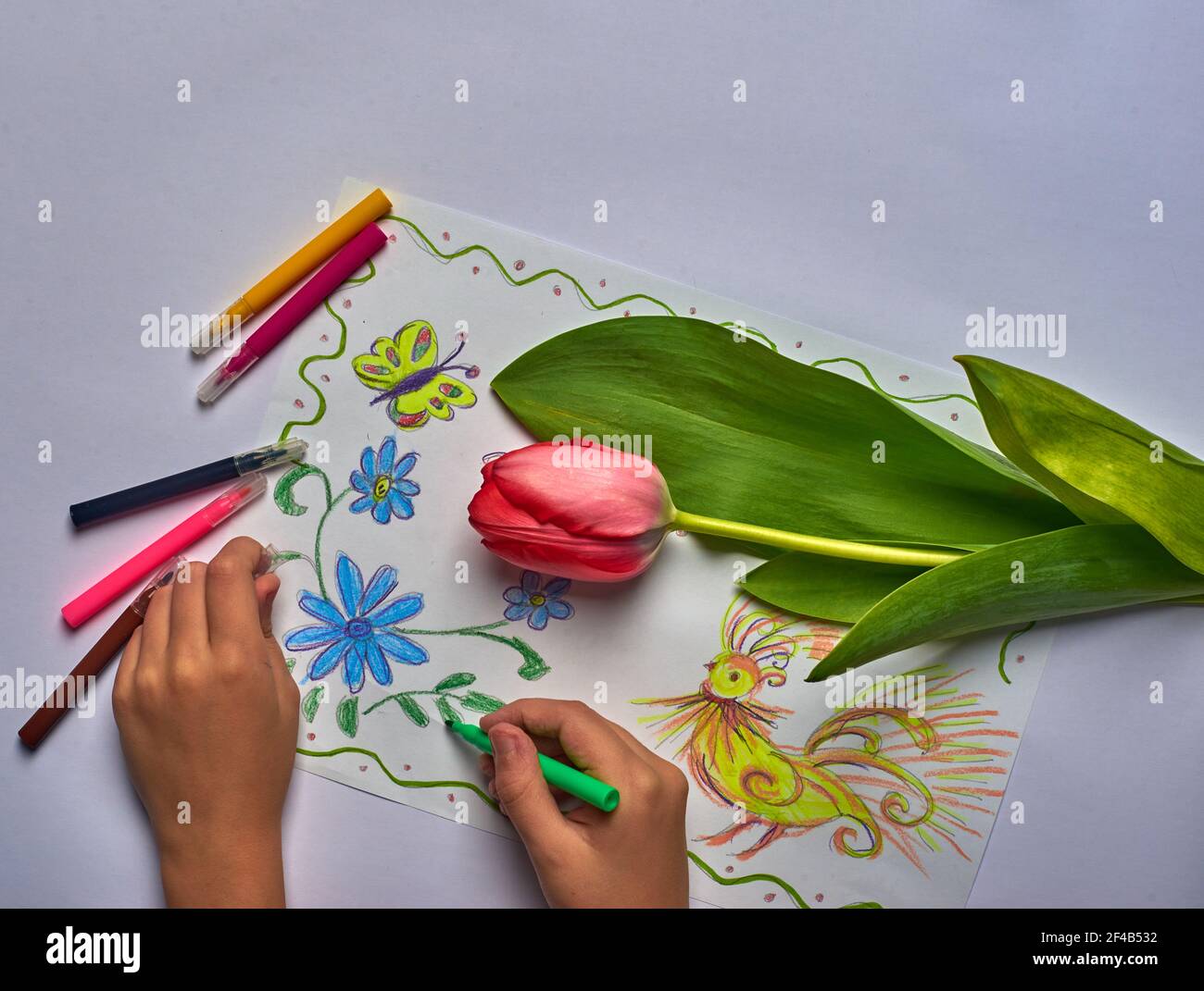 un fiore e un disegno primaverile per bambini con penne in feltro Foto Stock