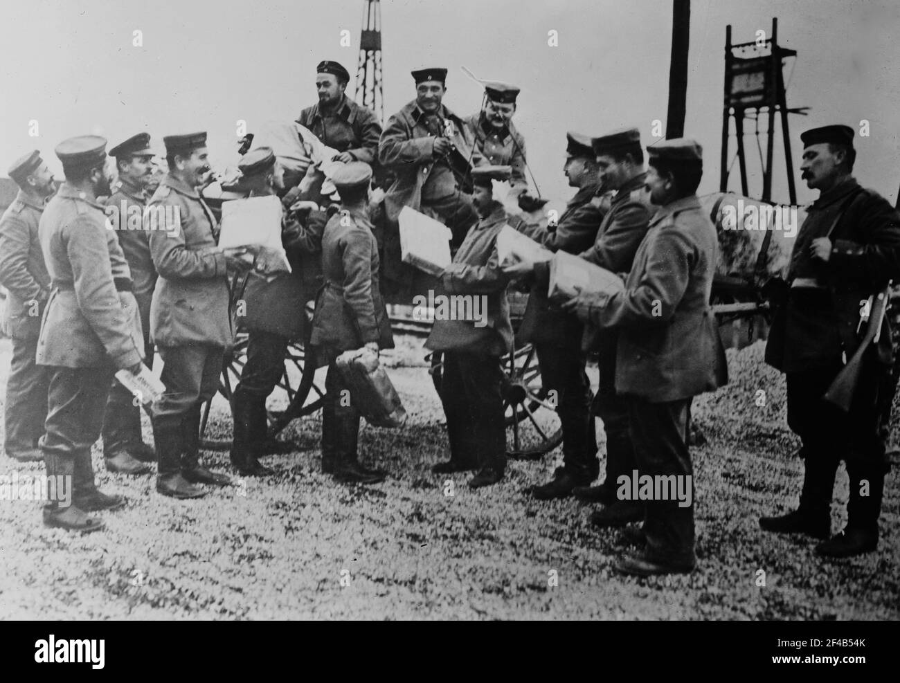 Arrivo di regali per i soldati tedeschi durante la prima guerra mondiale, possibilmente a Natale ca. 1914-1915 Foto Stock