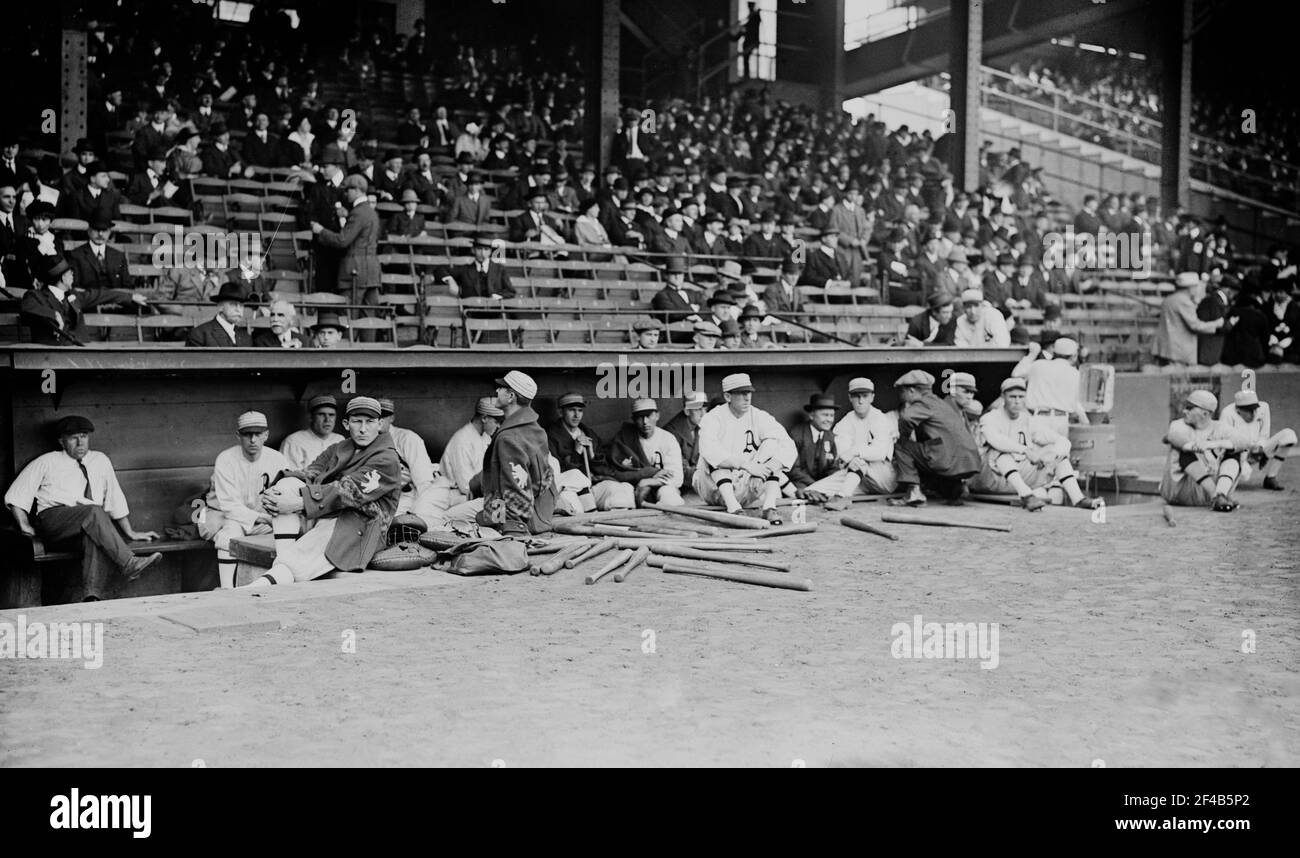 Philadelphia Athletics dugout prima dell'inizio del gioco 1 di 1914 World Series allo Shie Park - 9 ottobre 1914 Foto Stock