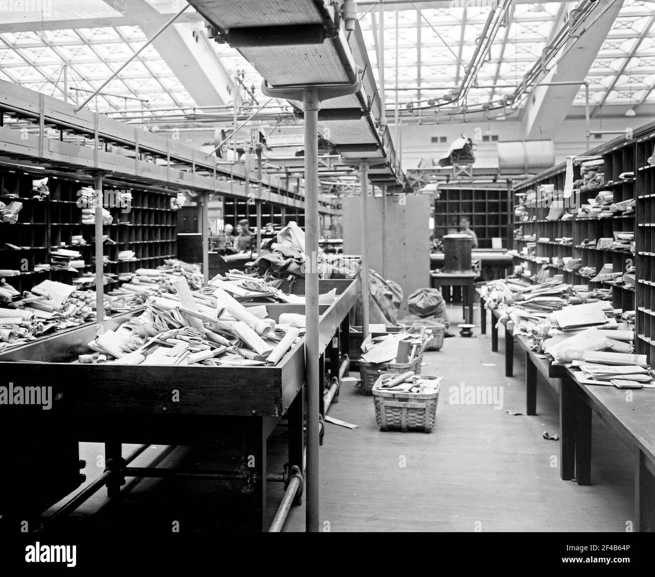 Posta non ordinata presso il Pennsylvania Terminal Post Office (General Post Office Building), ora chiamato James A. Farley Building , situato al 421 Eighth Avenue, New York City ca. 1914-1915 Foto Stock