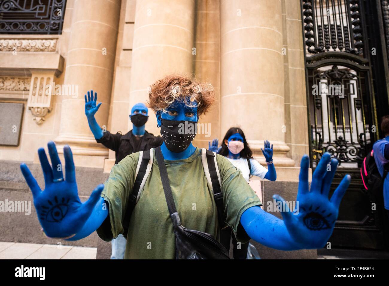 Buenos Aires, Argentina. 19 marzo 2021. Un gruppo di attivisti ambientali coperti di vernice blu alzano le mani durante la dimostrazione della crisi climatica.i movimenti auto-convocati e ambientali richiedono azioni concrete contro il cambiamento climatico e la crisi climatica nel paese. (Foto di Alejo Manuel Avila/SOPA Images/Sipa USA) Credit: Sipa USA/Alamy Live News Foto Stock