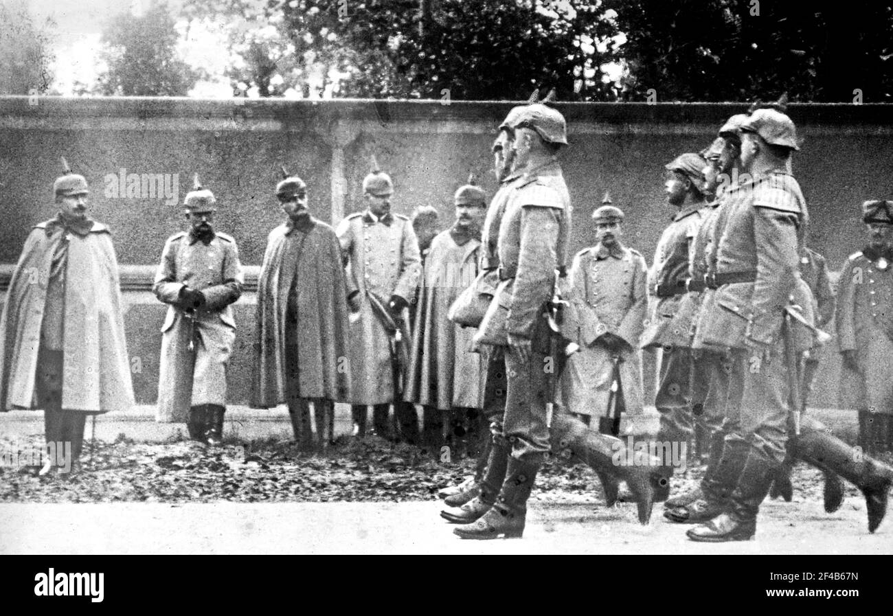Kaiser Guglielmo II (1859-1941), l'ultimo imperatore tedesco e re di Prussiam che rivede le truppe durante la prima guerra mondiale Foto Stock