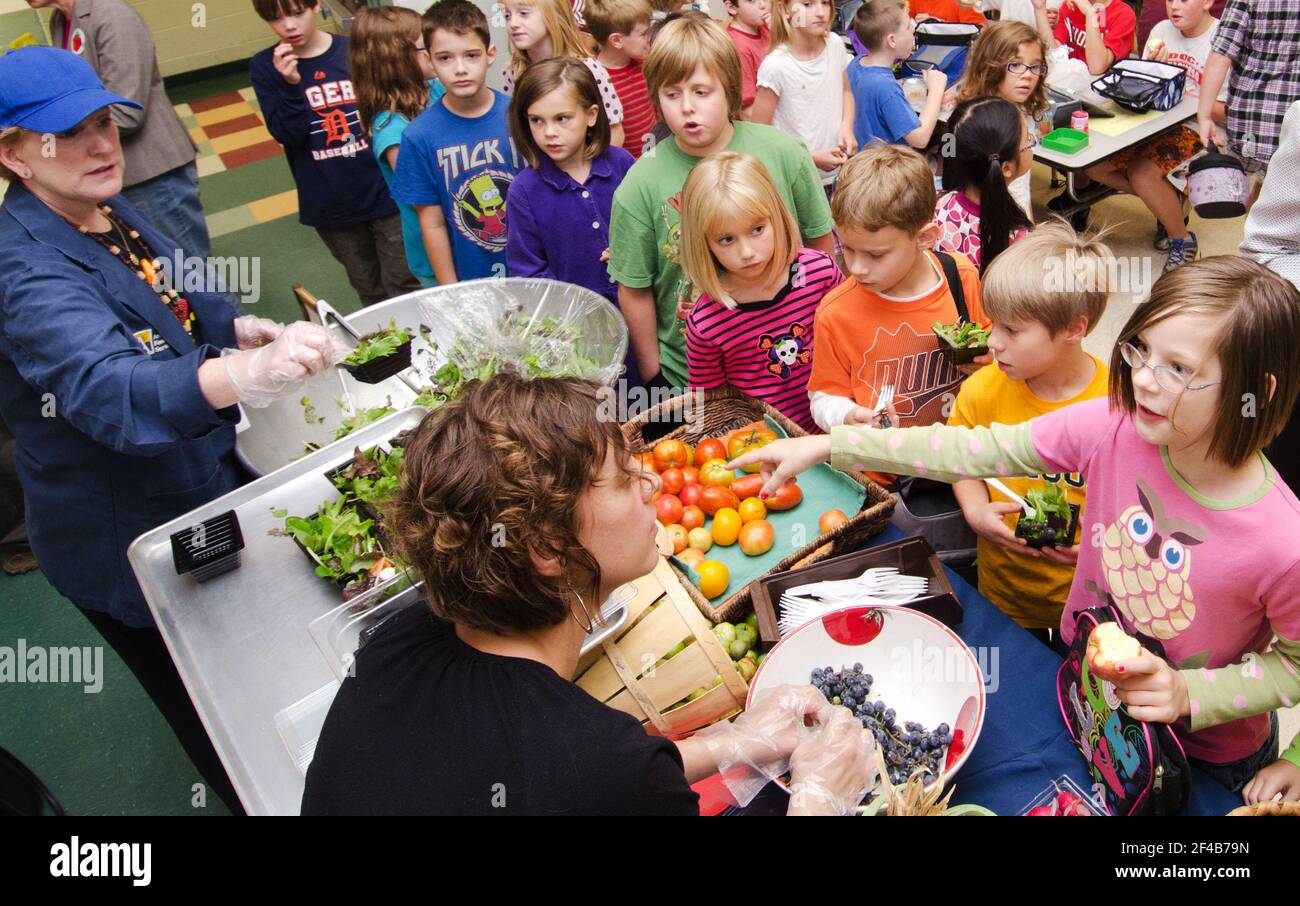 Dietologo professionista Sandra B. O'Connor preparati e serviti campione verdure miste insalate, mentre Maple Avenue fattoria di mercato co-proprietario Sara Guerre (fondo l.) ha invitato gli studenti ad apprendere e locali interessanti varietà di produrre come viola sulla pannocchia di mais che è utilizzato per il pop, durante una Scuola nazionale pranzo settimana l'evento a Nottingham Scuola Elementare di Arlington, VA, Mercoledì, 12 ottobre 2011. Gli agricoltori di Bigg Riggs Farm in Hampshire County, WV, e acero Avenue Market Farm in Vienna, VA erano molto popolari con gli studenti. Oggi il menu inclusi pollo arrosto, arrostito butternut s Foto Stock