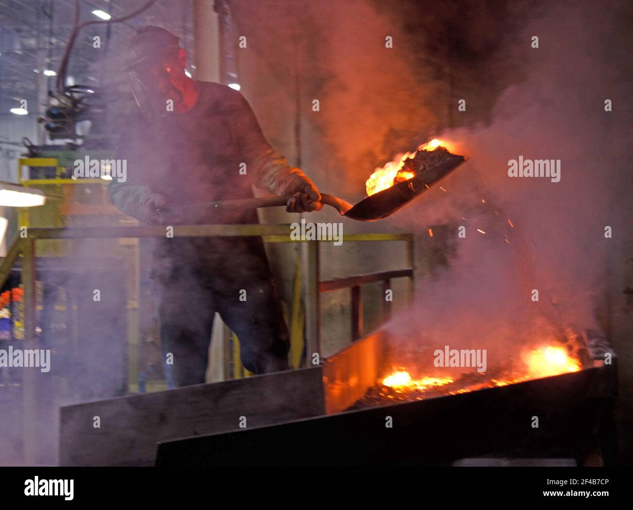 Fusore operatore Carl facce Welborn fiamme e calore intenso al carrello elevatore a forche fonderia lingotti in; e pale scoria al di fuori di un forno a crogiolo città portuale del gruppo città porta getti Corporation, produttore di alta pressione filiera alluminio-getti, principalmente per l'industria automobilistica, in Muskegon, MI, facility Mercoledì 20 Luglio, 2011. Port City Group ha incrementato l'occupazione del 12 per cento rispetto allo scorso anno grazie a due aziende rurali i prestiti garantiti per un totale di $9.6 milioni. Nella sua 80.000 m² facility, macchine che vanno da 800 - 1600 tonnellate e gettò A380 in lega di alluminio prodotti da lingotti fusi Foto Stock