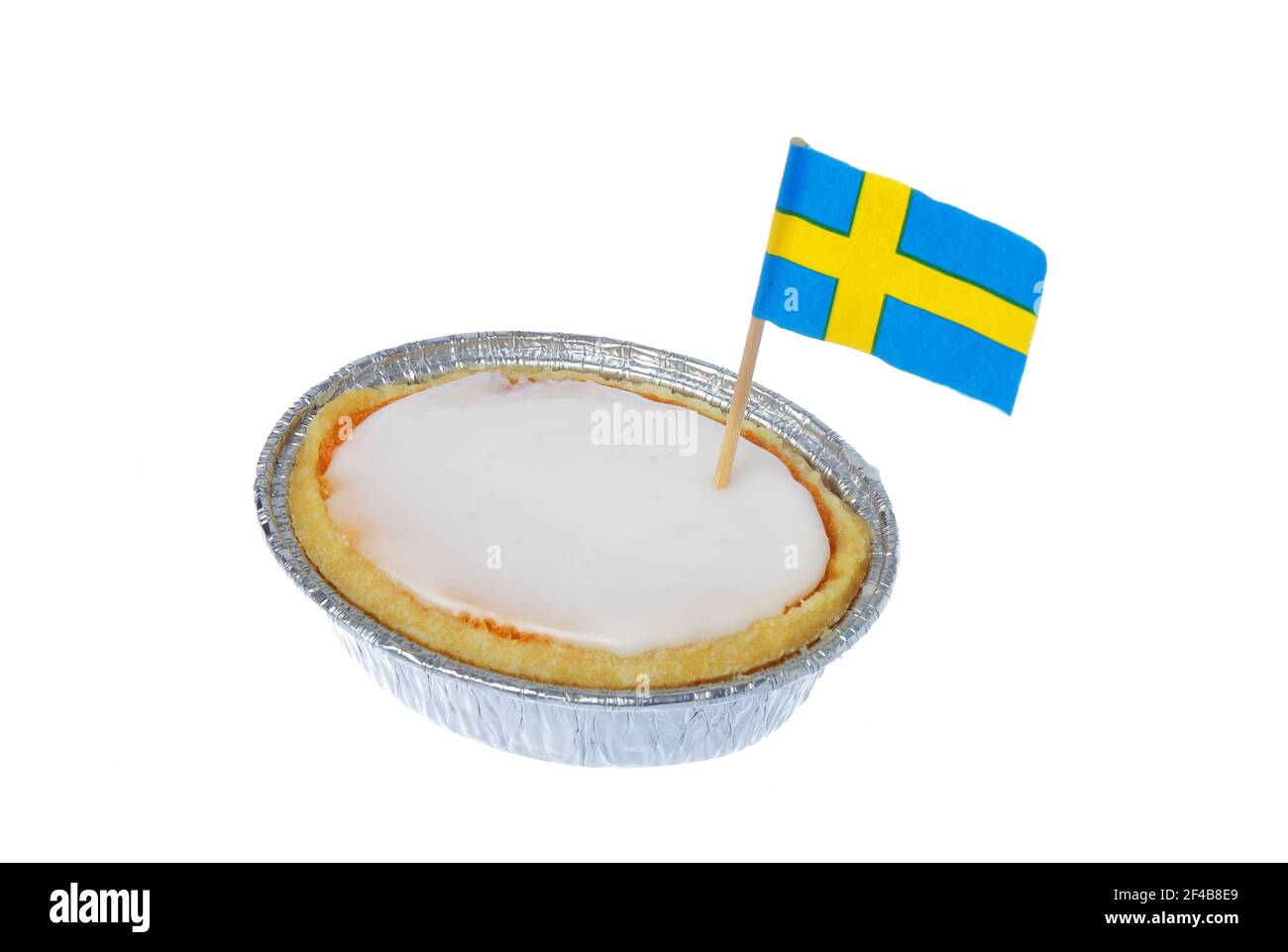 Pasticceria mazarin svedese classica decorata con una bandiera nazionale isolata su sfondo bianco. Foto Stock